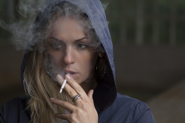 kouřící dívka