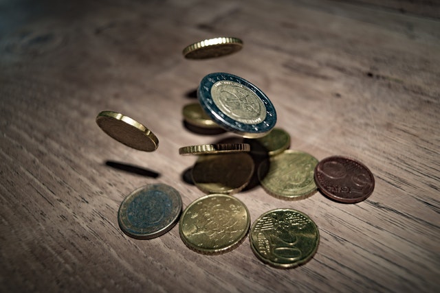 mince padají na stůl.jpg
