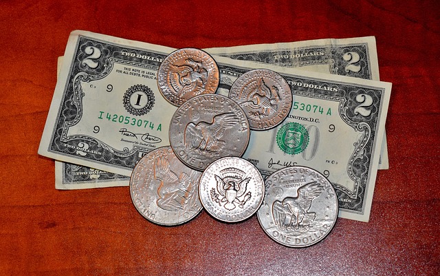 dolarové bankovky a mince na stole.jpg