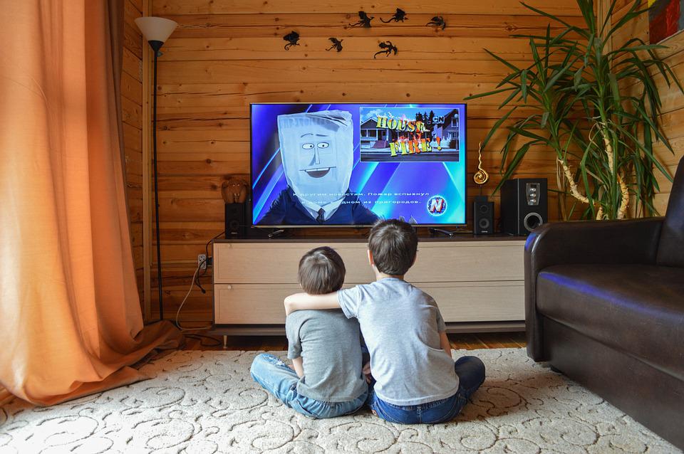 děti sledují TV